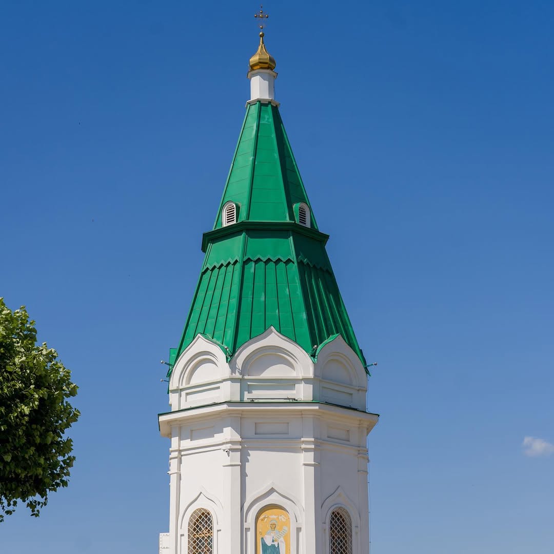 Kapelle mit Stadtblick