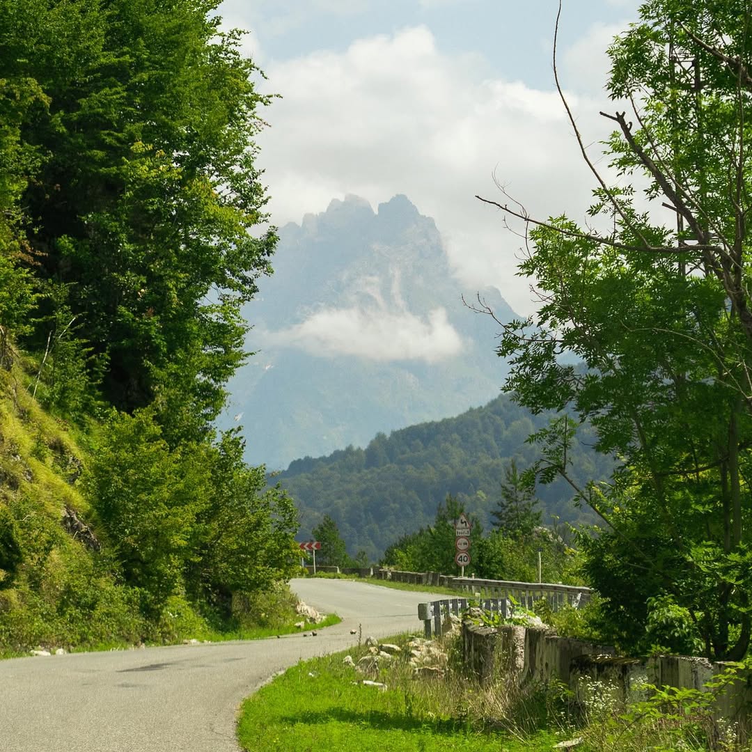 Weg nach Mestia durch die Berge