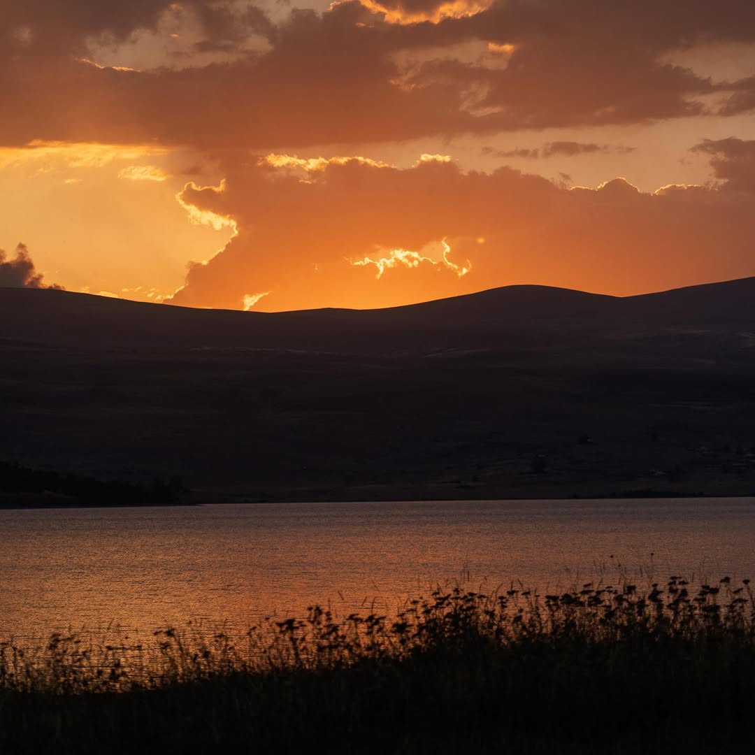 Spektakulärer Sonnenuntergang am Lake Arpi